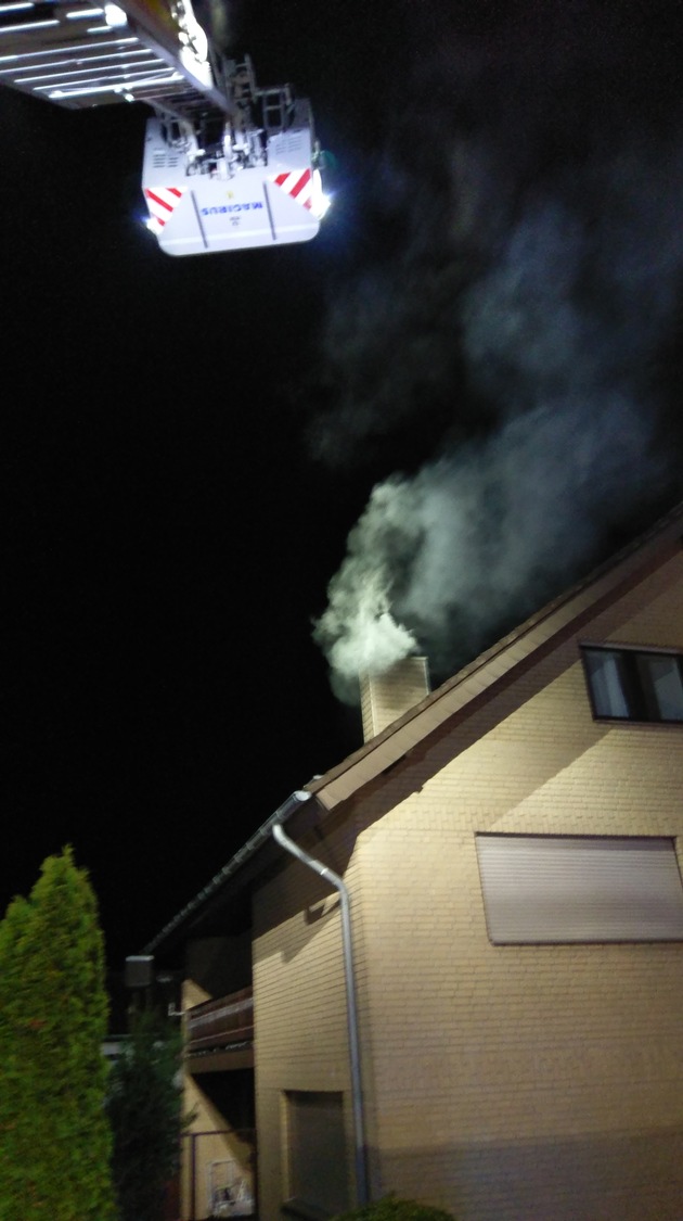 FW Lage: Feuer 3 / gemeldeter Wohnungs-/Dachstuhlbrand in einem Dreifamilienhaus - 26.03.2019 - 22:48 Uhr