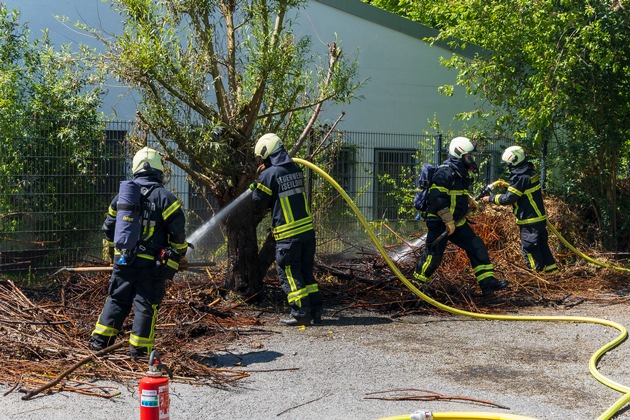 FW-MK: Zeitgleiche Vegetationsbrände im Iserlohner Stadtgebiet