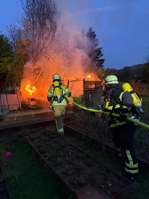 FW Königswinter: Gartenhütte brennt in Oberdollendorf