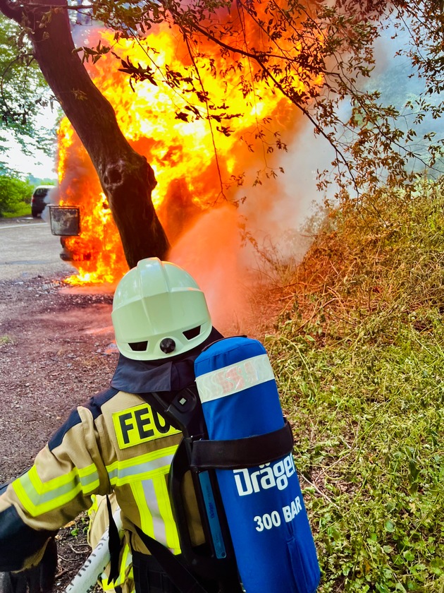 FW Rheurdt: Feuerwehr löscht historischen Geländewagen