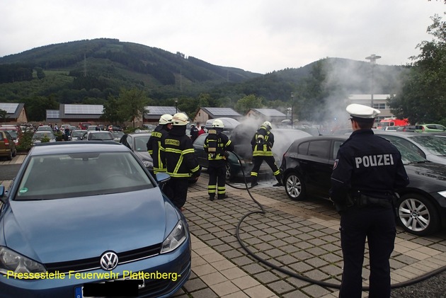 FW-PL: PKW auf Aqua Magis Parkplatz in Plettenberg geriet in Brand.