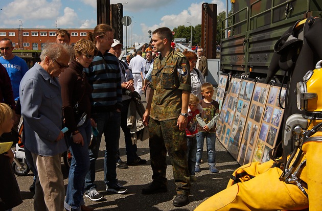 Tage der offenen Tür im Marinestützpunkt Wilhelmshaven - Jeden Mittwoch Marine zum Anfassen (BILD)