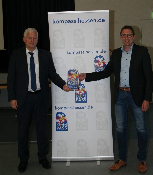 POL-HR: Borken: Borken ist fünfte KOMPASS-Kommune in Schwalm-Eder-Kreis - Polizeipräsident Stelzenbach überreicht Begrüßungsschild