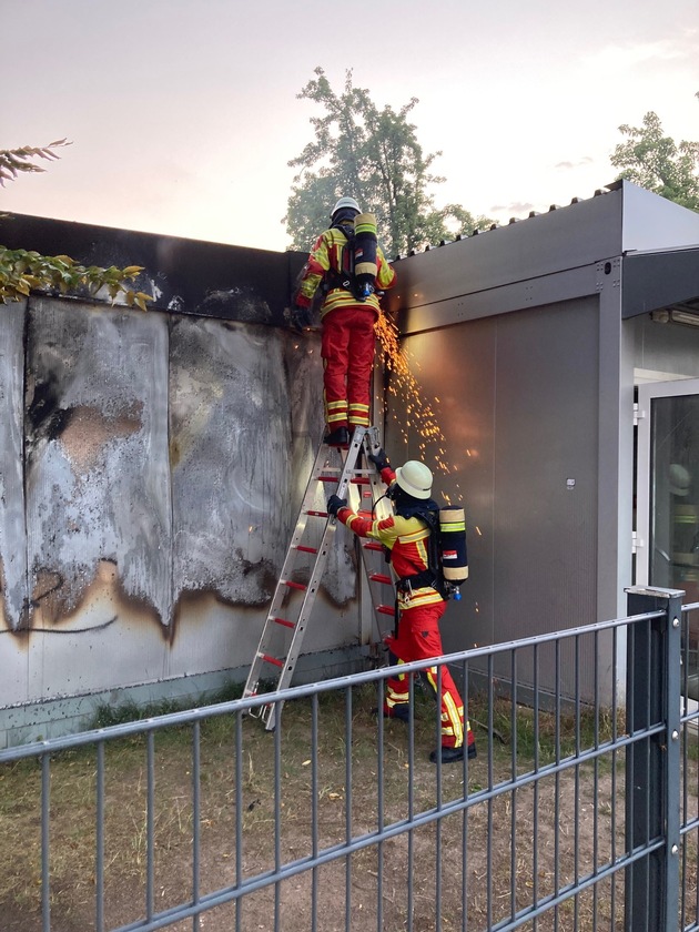 FW Minden: Brand mehrerer Schulcontainer