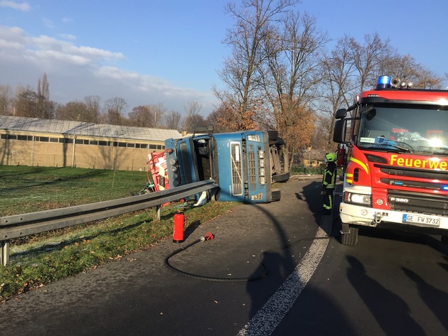 FW-GE: Umgestürzter LKW in der Auffahrt zur A42 in Bismarck Fahrtrichtung Duisburg