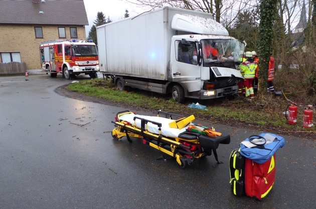 POL-HM: Kollision zwischen zwei Lkw - Feuerwehr befreit eingeklemmten Fahrer