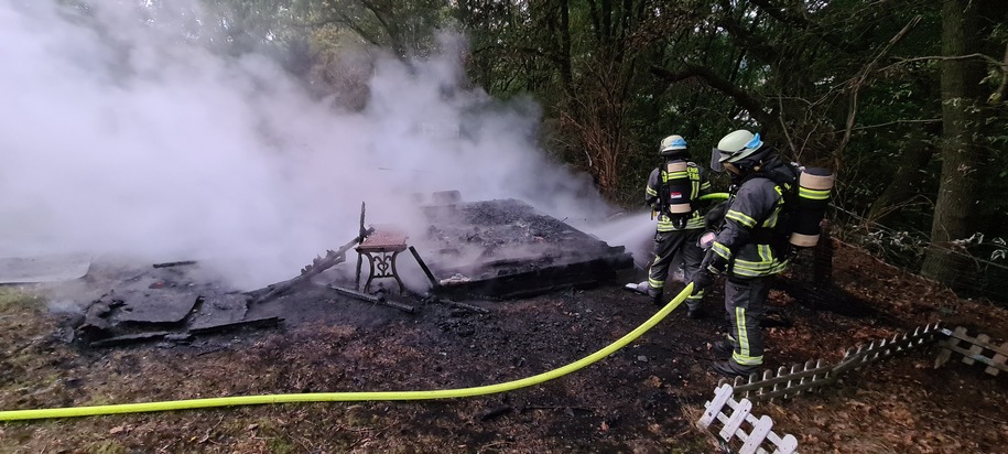 FW-EN: Feuerwehr bekämpft Gartenlaubenbrand