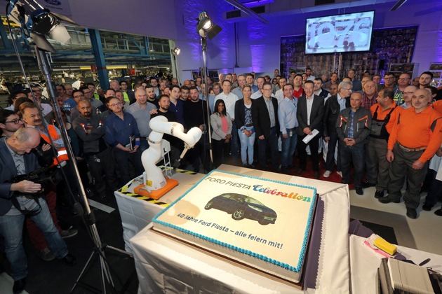 Zur &quot;Fiesta&quot; eine Jubiläumstorte: Mitarbeiter und Werkleitung feiern 40. Geburtstag des in Köln produzierten Kleinwagens