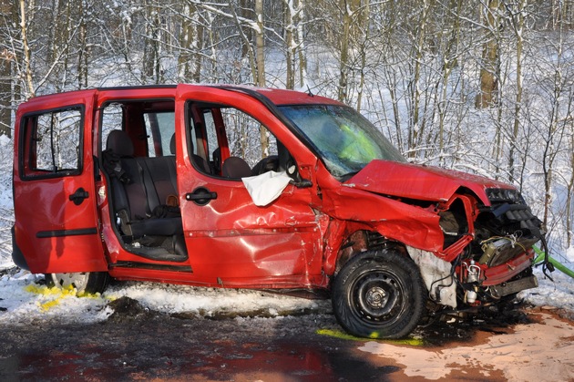 POL-WL: Frontalzusammenstoß ++ Winsen - Versuchter Einbruch in Juweliergeschäft - Polizei sucht Zeugen ++ Wistedt - Von der Fahrbahn abgekommen ++ Und weitere Meldungen