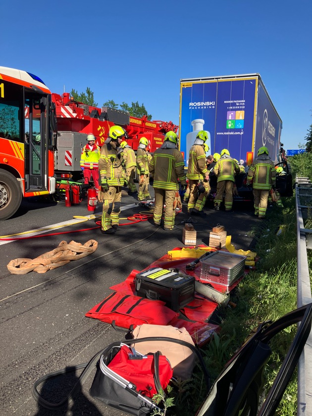 FW Hannover: Eine schwerverletzte Person bei einem Verkehrsunfall auf der Autobahn 2