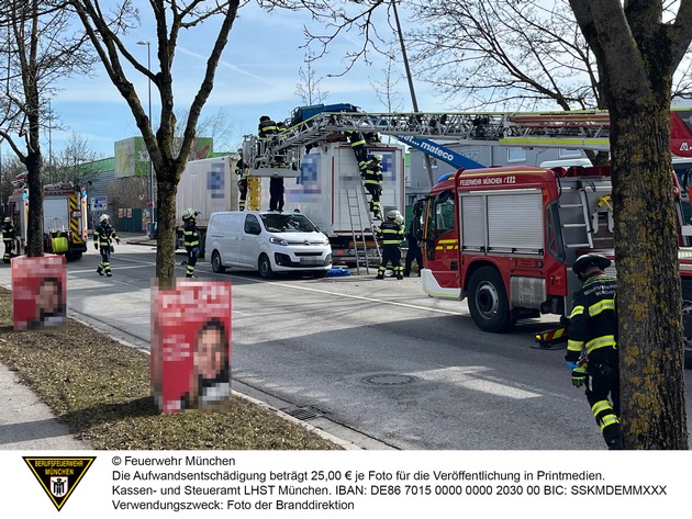 FW-M: Zwei Schwerverletzte bei Unfall - Ersthelfer leisten perfekte Hilfe (Freimann)