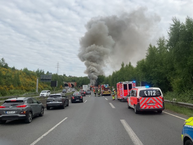 FW-DO: Brennender Reisebus auf B 236