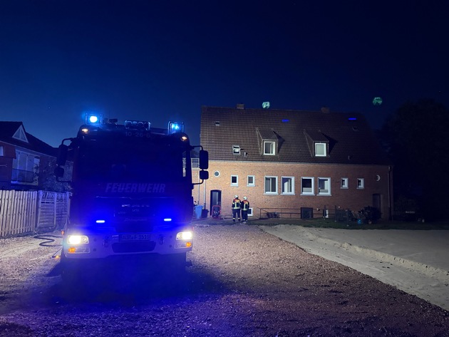 FW-AUR: Kleinstfeuer setzt Gebäudeteil unter dichten Rauch