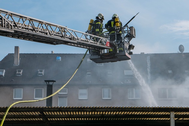 FW-GE: Feuer in einer Lagerhall - Rauchwolke über Rotthausen