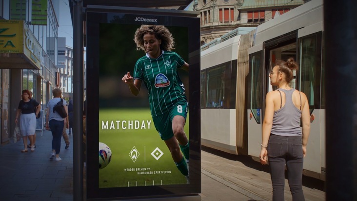 Frauenfu&szlig;ball live und &uuml;berall in Bremen: Alle Heimspiele der WERDERFRAUEN in Echtzeit auf den digitalen Werbefl&auml;chen von WallDecaux erleben