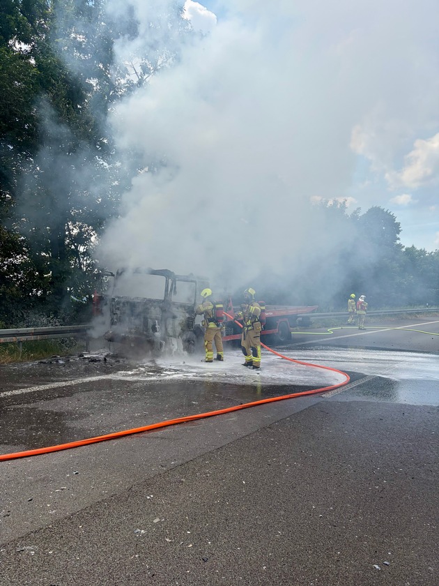 FW Ratingen: Brennender LKW auf der BAB 52 sorgt für Vollsperrung