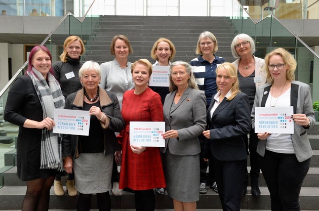 Nürnberger Resolution 2018 fordert mehr Frauen in die Vorstände / #FRAUENwollenMEHR / Neue Kampagne von erfolgsfaktor FRAU e.V.