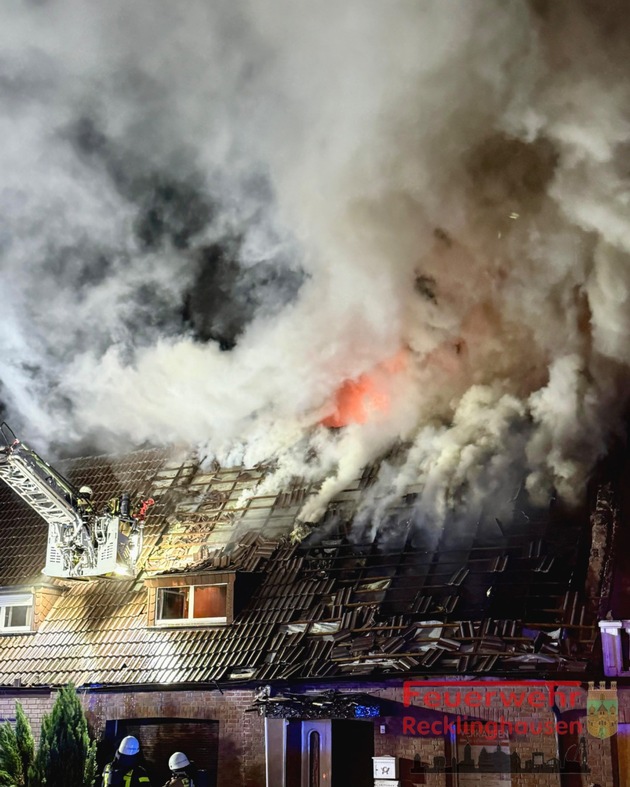FW-RE: Massiver Wohnungsbrand - eine schwerstverletzte Person durch Kräfte der Feuerwehr gerettet