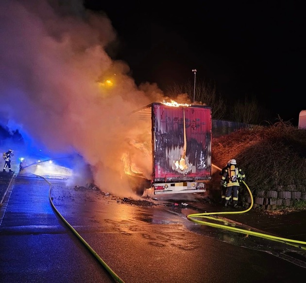 FW Bad Honnef: LKW-Brand sorgt für neunstündigen Feuerwehreinsatz