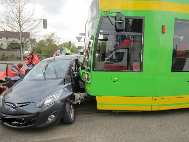FW-MH: Verkehrsunfall einer Straßenbahn mit PKW