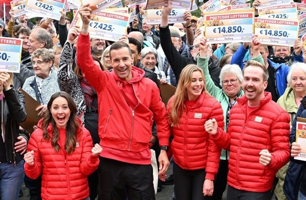 Deutsche Postcode Lotterie: Riesen-Gewinn im Ruhrgebiet: Kai Pflaume überrascht Duisburger Glückspilze mit sechs Millionen Euro