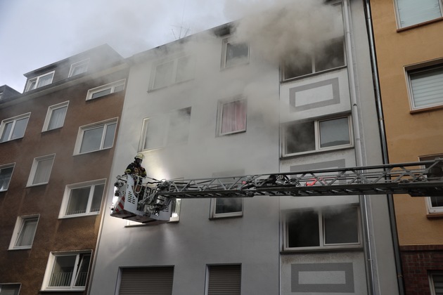 FW-E: Kellerbrand in einem Mehrfamilienhaus - Mehrere Personen über Drehleitern gerettet