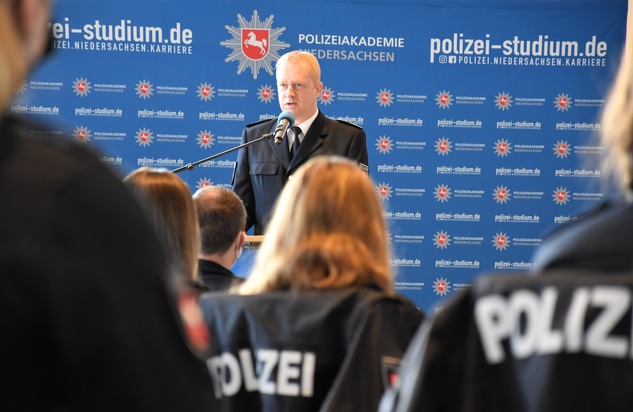POL-AK NI: &quot;Sie haben es geschafft - Willkommen im Team Polizei&quot; Rund 360 Absolvierende der Polizeiakademie Niedersachsen erhalten Bachelorzeugnis