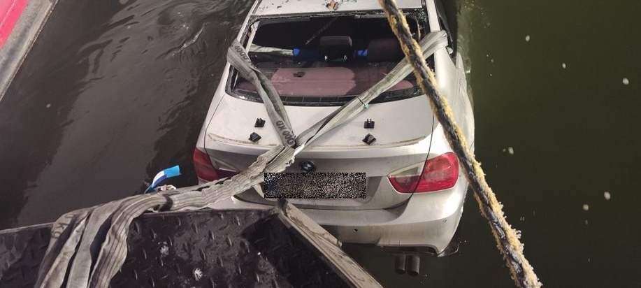 PP-ELT: PKW im Rhein bei Mainz