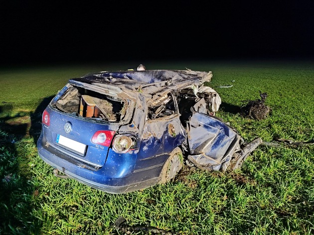 FW-KLE: Fahrzeug in zwei Teile gerissen/ 22jähriger Fahrer verletzt