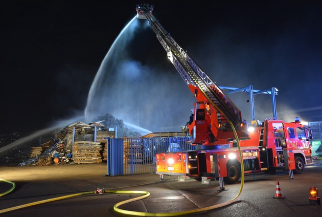 FW-MH: In Metallrecycling-Betrieb brannten 700 Kubikmeter Metall- und Kunststoffabfälle