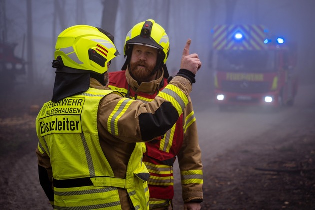 FW-OLL: Realistische Einsatz&uuml;bung in Wildeshausen: Feuerwehr trainiert Menschenrettung unter Nullsicht