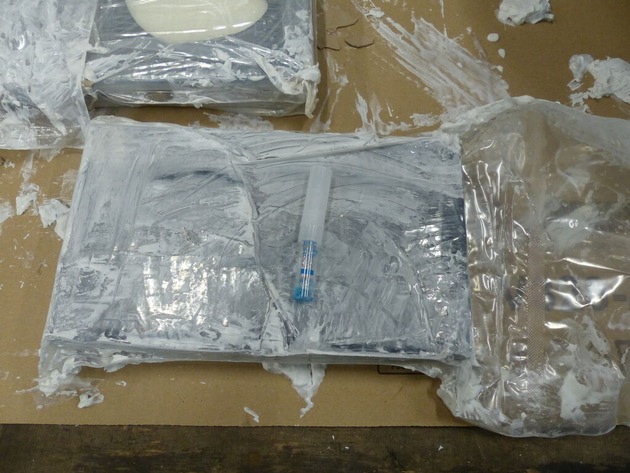 ZOLL-HH: Zoll stellt Rekordmenge Kokain sicher In drei Containern stellten Ermittler über 16 Tonnen Kokain sicher