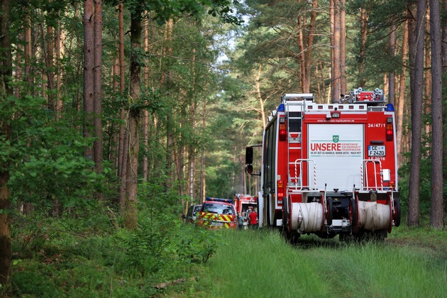 FW Hambühren: Nachlöscharbeiten im Wald nach Baggerbrand - Ausbreitung auf Waldgebiet verhindert