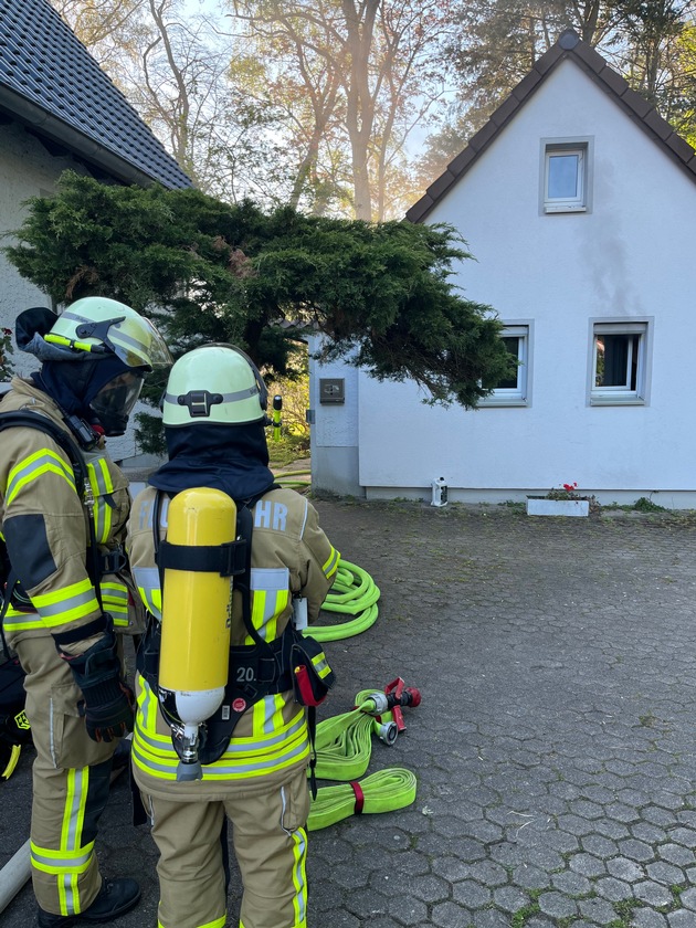 FW Lage: Feuer 2 / Feuer in Carport/Anbau - 28.04.2022 - 18:34 Uhr