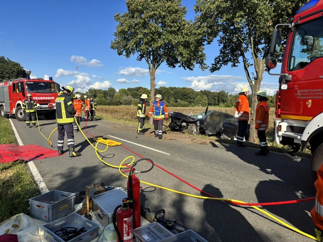 FW Lüchow-Dannenberg: +++ Verkehrsunfall in Lüchow-Dannenberg: Pkw gegen Baum - Person eingeklemmt +++