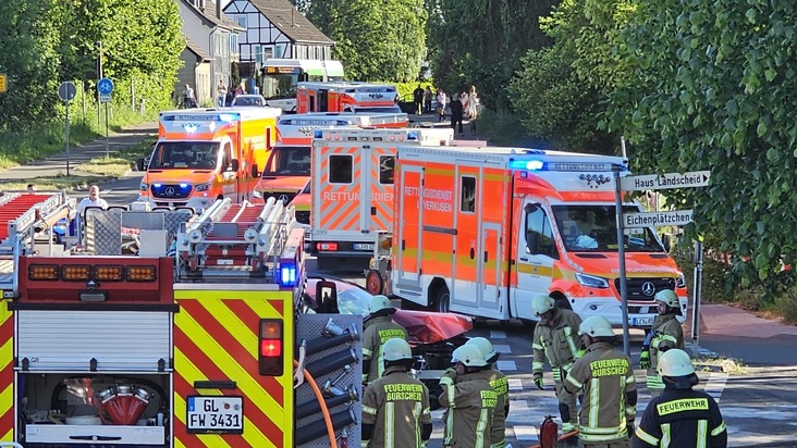 FW Burscheid: Verkehrsunfall mit Linienbus