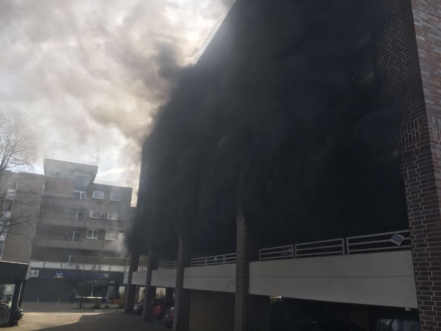 FW-Erkrath: Pkw-Brand in einem Parkhaus