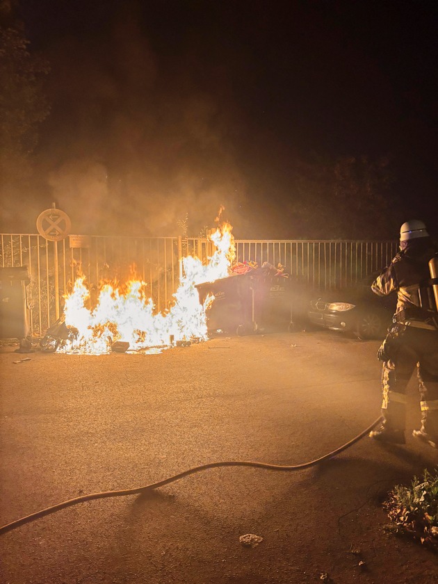 FW-E: Brandserie in Altenessen-Süd - mehrere Containerbrände
