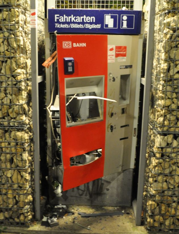 POL-NI: Erneut Fahrkartenautomat gesprengt - diesmal in Nienburg -Bild im Download-