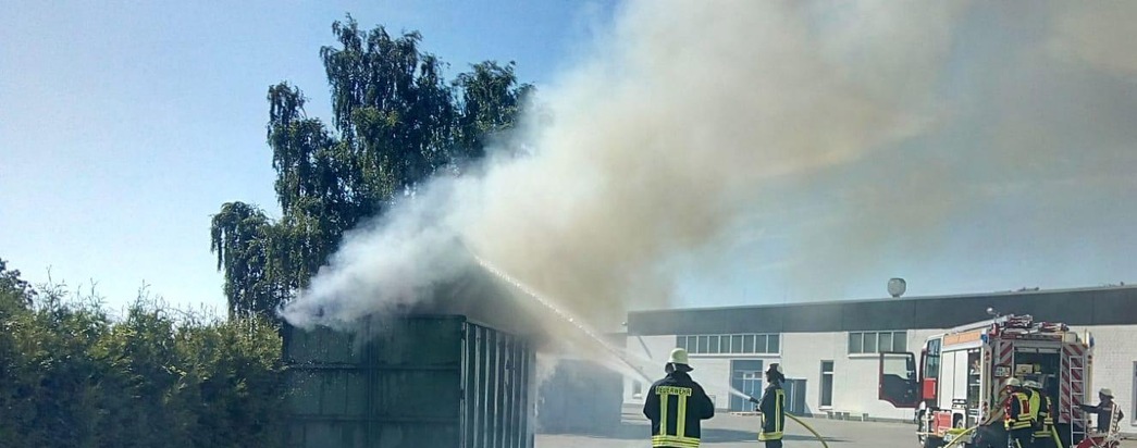 FW Borgentreich: Containerbrand Fa Holz Decker in Borgholz.