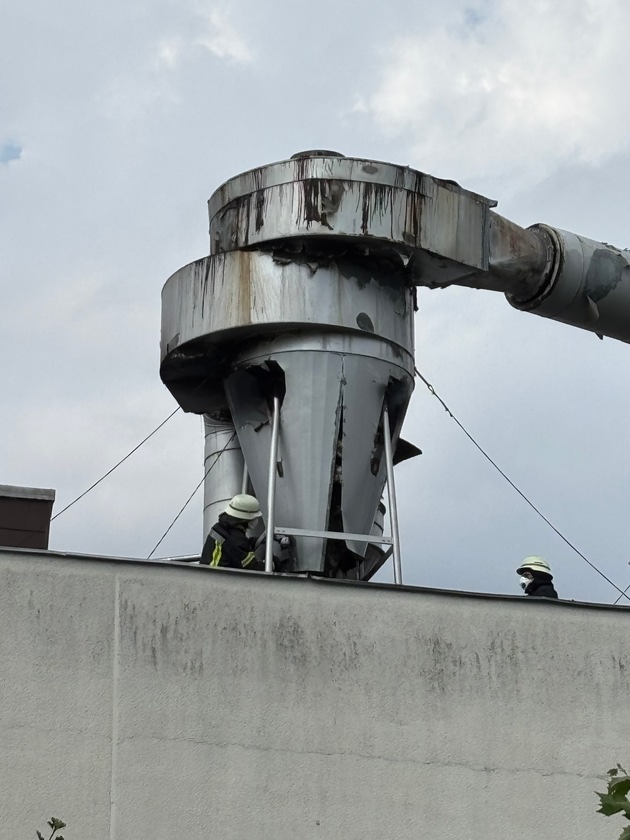 FW-BN: Feuer in Industriebetrieb in Beuel sorgte für großen Einsatz von Feuerwehr und Rettungsdienst Bonn