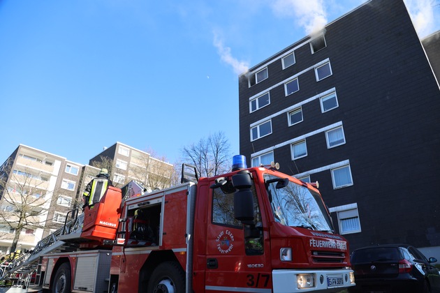 FW-E: Wohnungsbrand in einem fünfgeschossigen Mehrfamilienhaus, drei Personen mit Fluchthauben gerettet - keine Verletzten