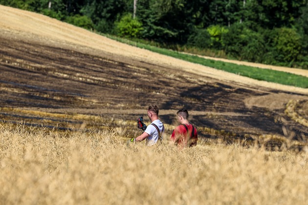 FW Überlingen: Flächenbrand / rund 2.000 Quadratmeter in Flammen / Feuer schnell gelöscht