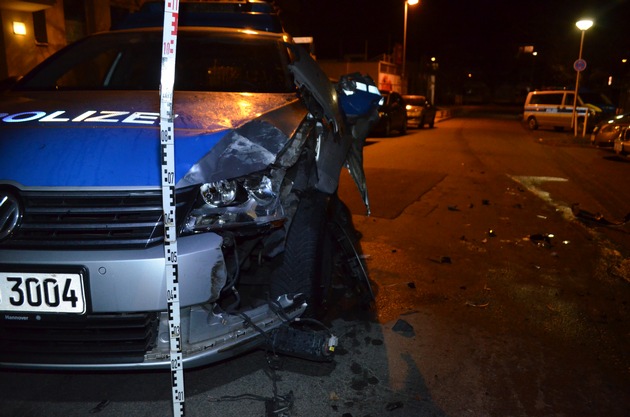 POL-HI: Gemeinsame Pressemeldung der StA und Polizei Hildesheim
Transporter rammt Streifenwagen