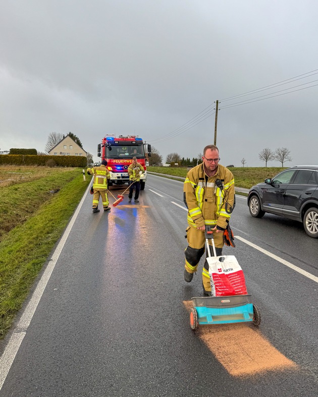 FW-DT: Zwei Einsätze für die Feuerwehr Detmold: Verkehrsunfall und lange Ölspur