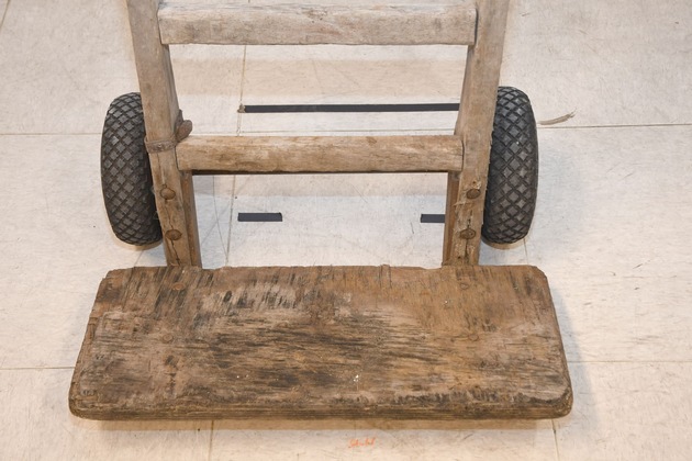 POL-GÖ: (391/2025) Unklare Lage nach Alarmauslösung in Volksbank - Unbekannte männliche Person flüchtet. Hinweise zu zurückgelassenem Fahrrad und Sackkarre erbeten