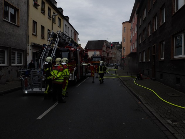 FW-GE: Einsatzreicher Freitag für die Feuerwehr Gelsenkirchen. Feuer in einer Dachgeschosswohnung, Kellerbrand und diverse Brandmeldealarme