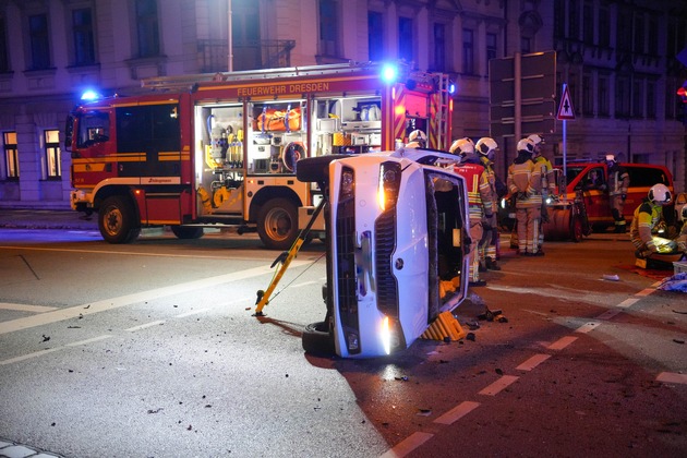 FW Dresden: Doppeleinsatz für die Wache Albertstadt: Verkehrsunfälle mit Verletzten sorgen für Verkehrsbehinderungen