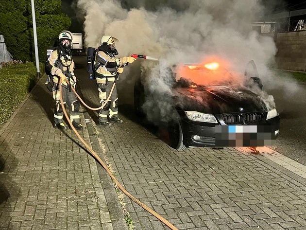 FW Hünxe: Pkw brennt in voller Ausdehnung