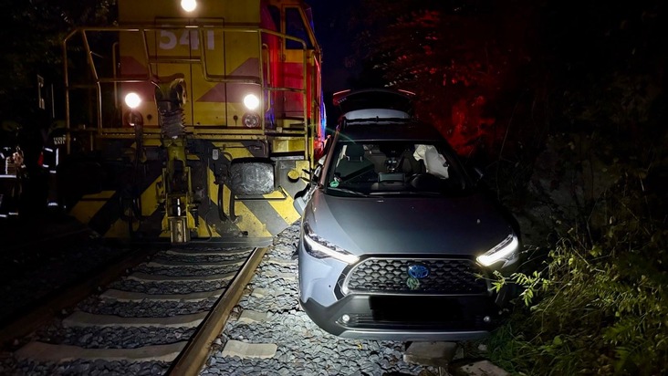 FW Ratingen: Verkehrsunfall auf dem Bahnübergang Auermühle: PKW von Bahn erfasst